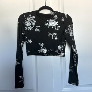 🎁 3 for $15. Refuge long sleeve crop top black and silver size M